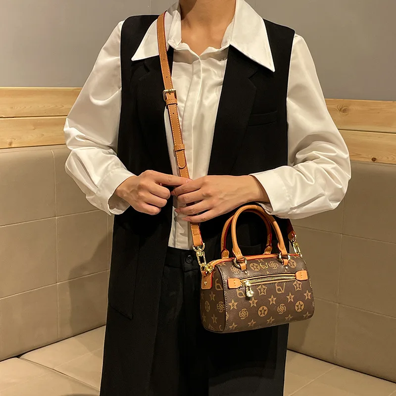 Luxury Famous Designer Classic Leather Diaper Bags For Women Elegant Minimalist Large Capacity Crossbody Bag Stylish Paris
Luxury Famous Designer Classic Leather Diaper Bags For Women Elegant Minimalist Large Capacity Crossbody Bag Stylish Paris