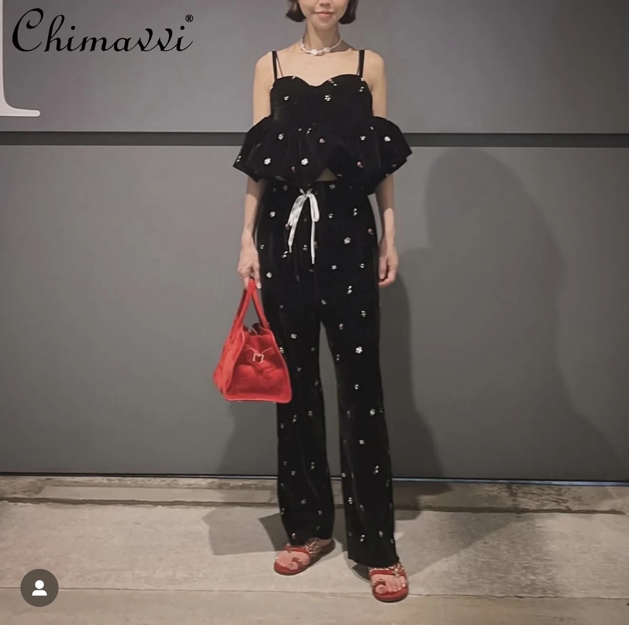 Japanese New 2025 Autumn Ladies Elegant Floral Embroidered Slim-fit Velvet Camisole Sling Top Wide Leg Pants Fashion Outfits
Japanese New 2025 Autumn Ladies Elegant Floral Embroidered Slim-fit Velvet Camisole Sling Top Wide Leg Pants Fashion Outfits