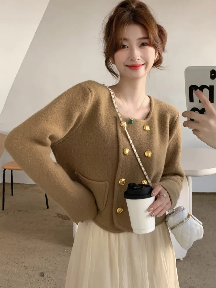 Korean Style Short Knitted Open Cardigan Women's Outerwear Autumn Winter Design Double Button Sweater High End Feel Trendy Top
Korean Style Short Knitted Open Cardigan Women's Outerwear Autumn Winter Design Double Button Sweater High End Feel Trendy Top