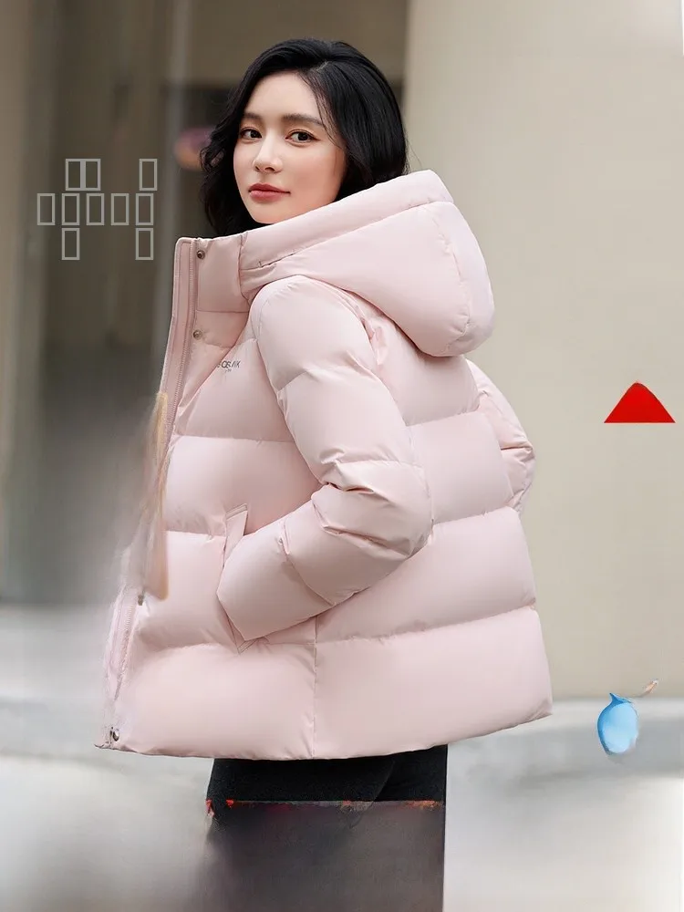 Новая женская утепленная куртка Snowy Flight 2026 Spring с капюшоном, розовая, повседневная, универсальная, для поездок на работу, из полиэстера.
Новая женская утепленная куртка Snowy Flight 2026 Spring с капюшоном, розовая, повседневная, универсальная, для поездок на работу, из полиэстера.