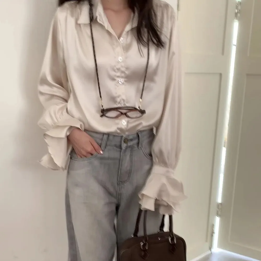 Korea Style Women's Spring Silky Commute Shirts Outerwear Tops Single Breaasted Blouse Flare Sleeve Single Breasted 2025
Korea Style Women's Spring Silky Commute Shirts Outerwear Tops Single Breaasted Blouse Flare Sleeve Single Breasted 2025