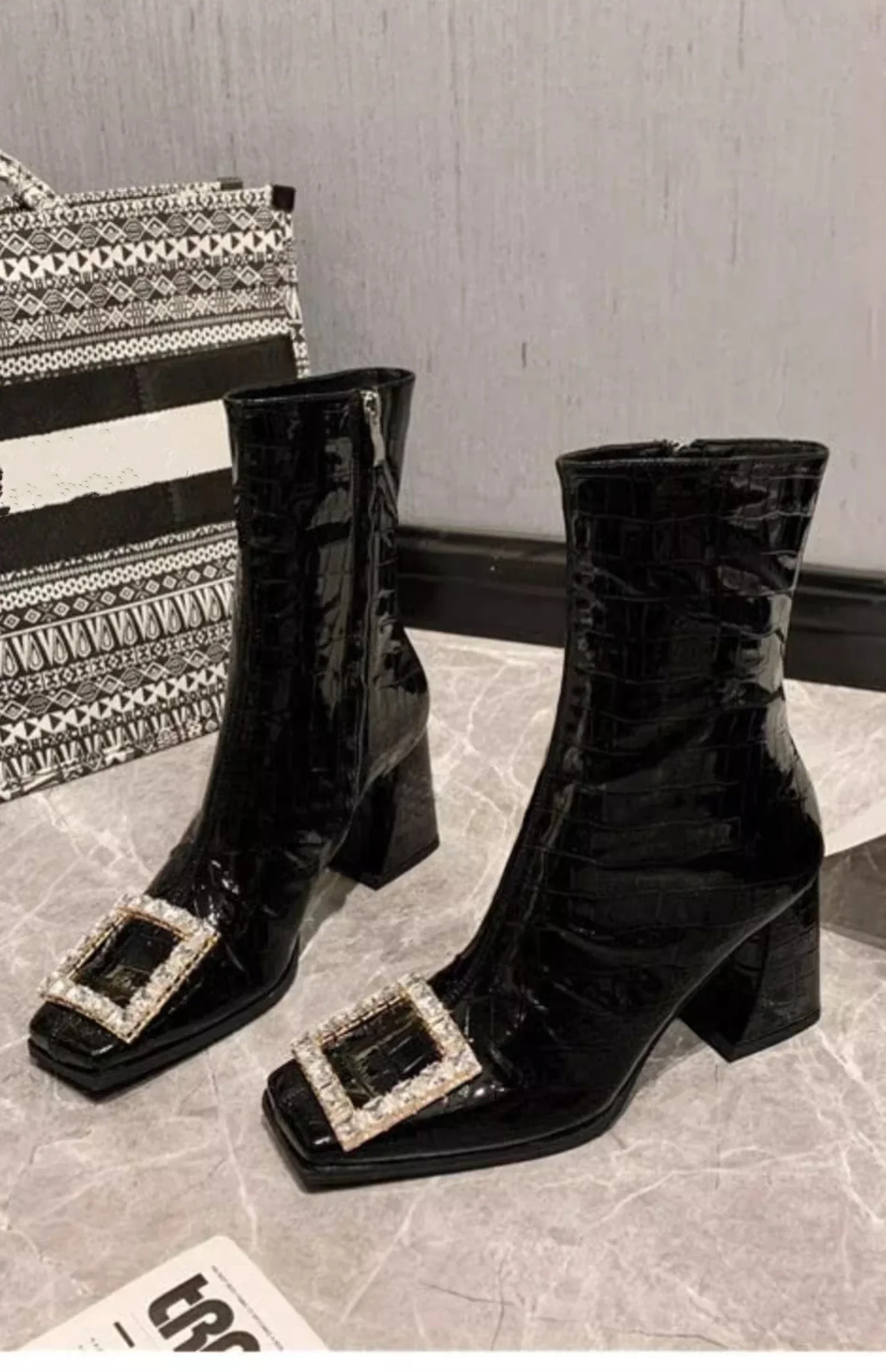 Square Toe High Heel Rhinodiamond Thick Patent Leather Sexy Lady Naked Boots Side Zipper Crystal Leather Stitching Women's Shoes
Square Toe High Heel Rhinodiamond Thick Patent Leather Sexy Lady Naked Boots Side Zipper Crystal Leather Stitching Women's Shoes