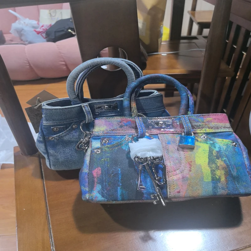 Niche retro versatile washing denim handbag bag 2025 new one-shoulder crossbody bag fashionable commuter bag 
Niche retro versatile washing denim handbag bag 2025 new one-shoulder crossbody bag fashionable commuter bag