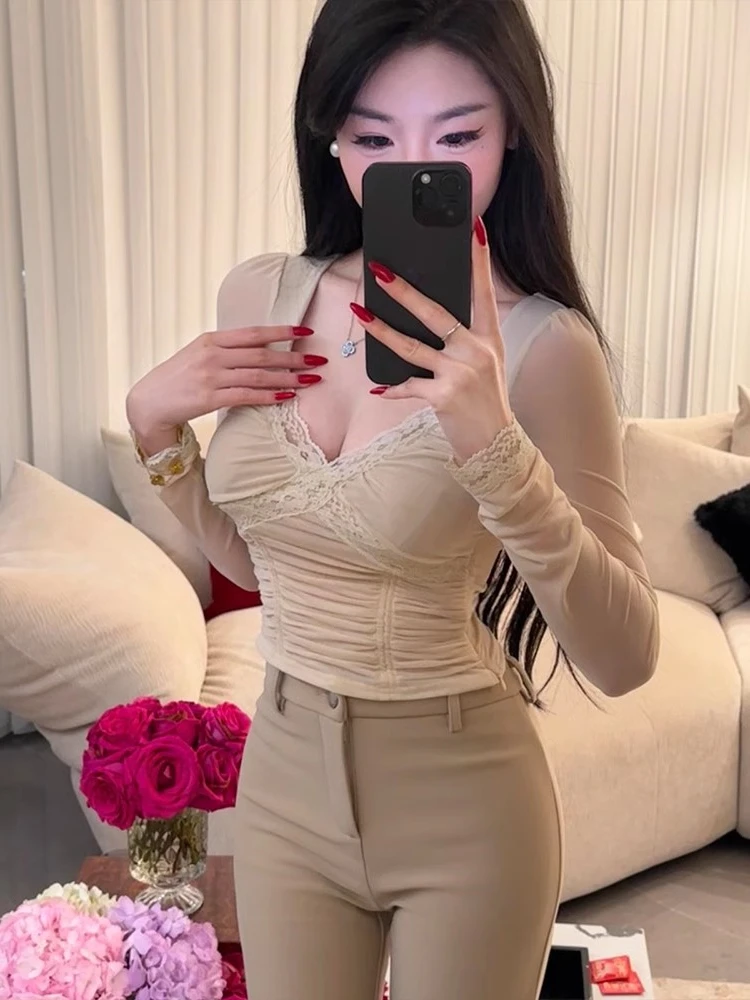 Slim Fit Long Sleeve V-Neck Lace Trim Base Shirt Women's Spring New Style Hot Girl Style Pleated Base Shirt Short Type
Slim Fit Long Sleeve V-Neck Lace Trim Base Shirt Women's Spring New Style Hot Girl Style Pleated Base Shirt Short Type