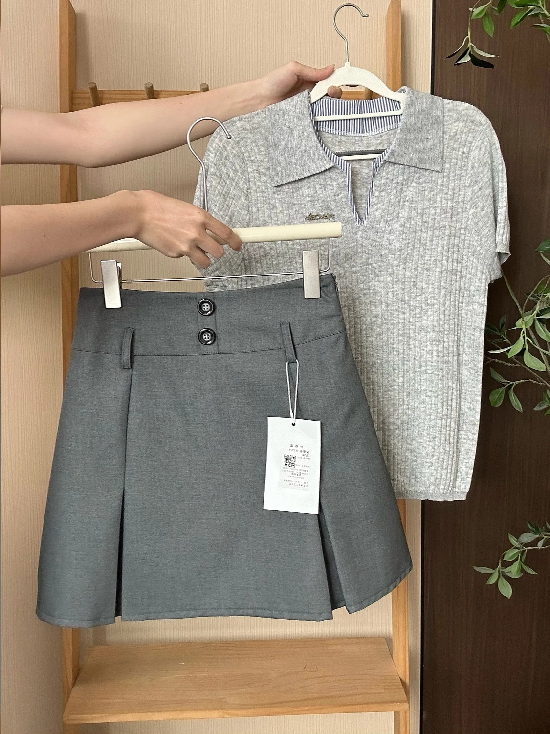 Fashionable Elegant High-End Feeling Set Fake Two-Piece Grey Collar Short Sleeve Knitted Top Half-length Skirt Two-Piece...
Fashionable Elegant High-End Feeling Set Fake Two-Piece Grey Collar Short Sleeve Knitted Top Half-length Skirt Two-Piece...