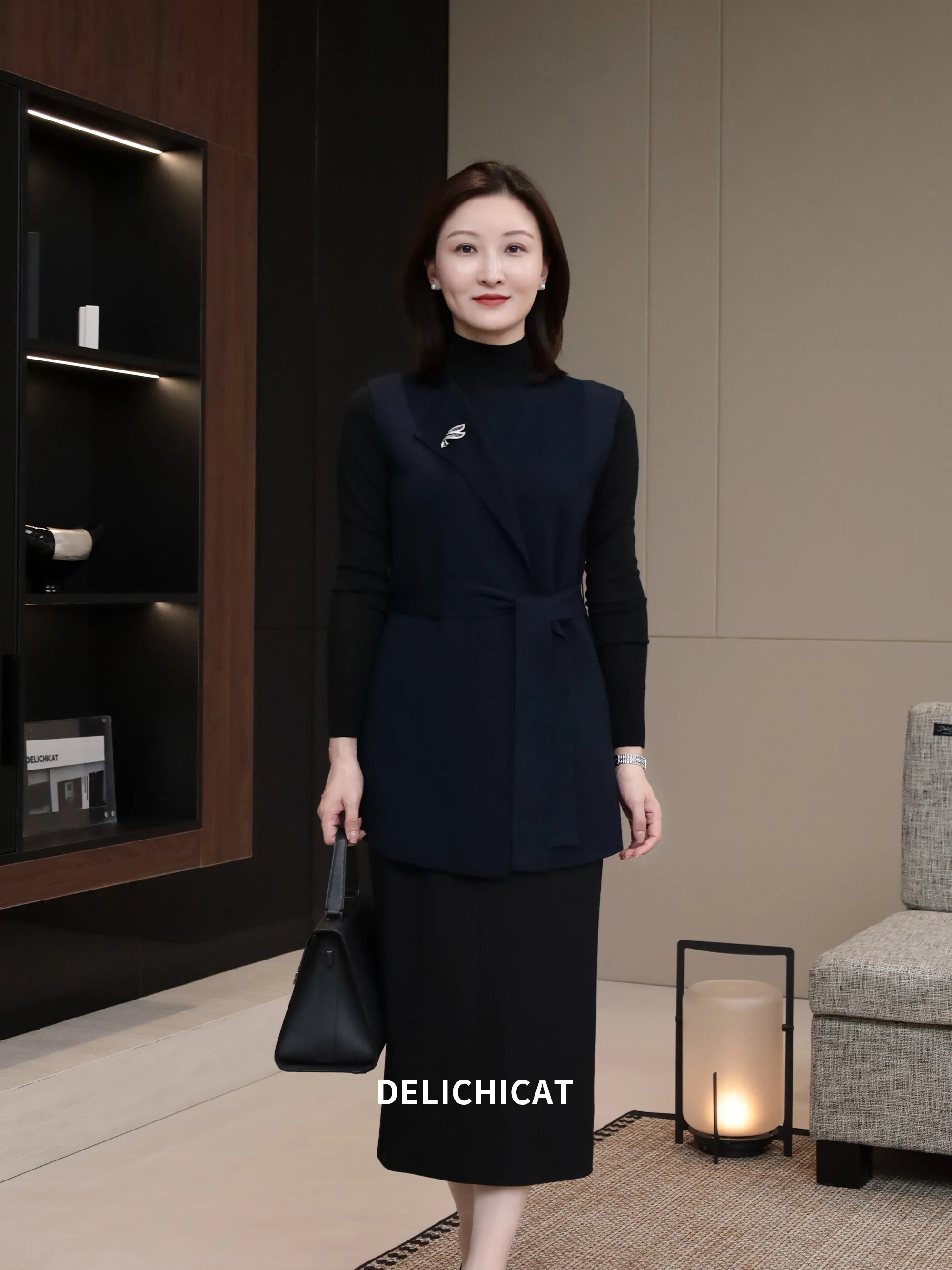 Женский шерстяной вязаный жилет Ele Yangzhou: модный комплект для работы и повседневной носки, осенний, из двух предметов, не дающийся к сминанию, сбалансированный и свободный крой.
Женский шерстяной вязаный жилет Ele Yangzhou: модный комплект для работы и повседневной носки, осенний, из двух предметов, не дающийся к сминанию, сбалансированный и свободный крой.