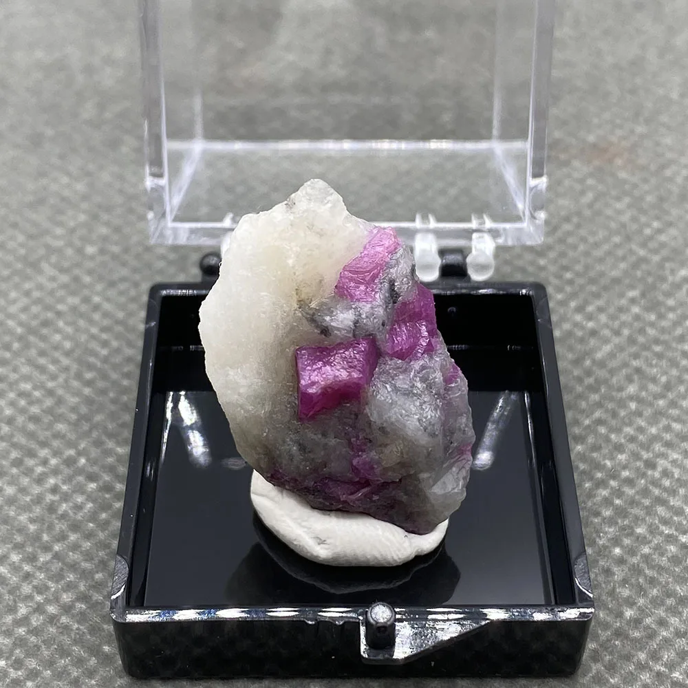 100% natural Fluorescent Ruby Matrix rough mineral stones and crystals healing crystals quartz gemstones +Box size:35*35*35mm
100% natural Fluorescent Ruby Matrix rough mineral stones and crystals healing crystals quartz gemstones +Box size:35*35*35mm