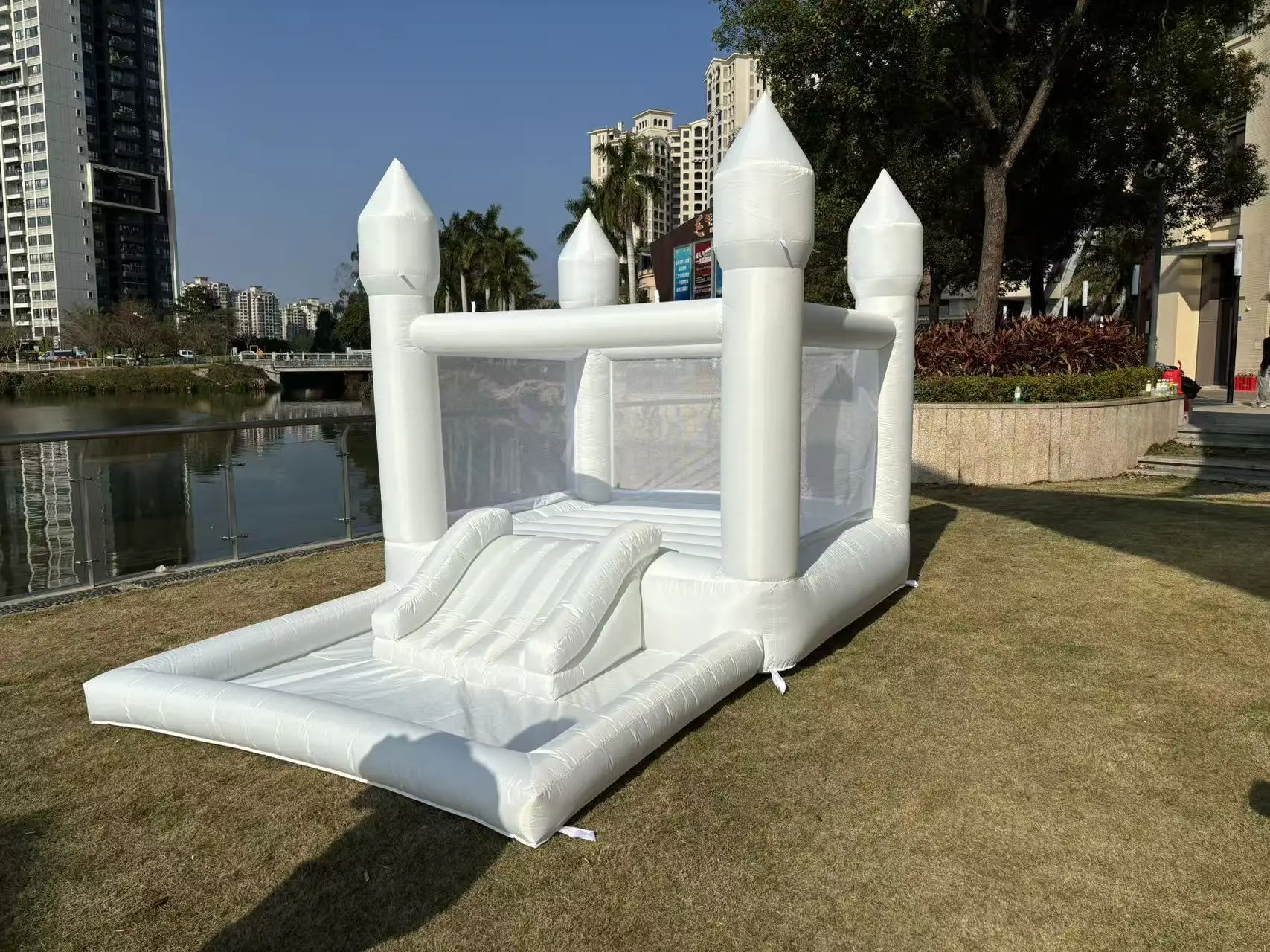 4*2.5m Oxford Cloth PVC White Bounce Trampoline Castle with Slide and Ball Pool Outdoor Party Children's Activities Safe Play
4*2.5m Oxford Cloth PVC White Bounce Trampoline Castle with Slide and Ball Pool Outdoor Party Children's Activities Safe Play