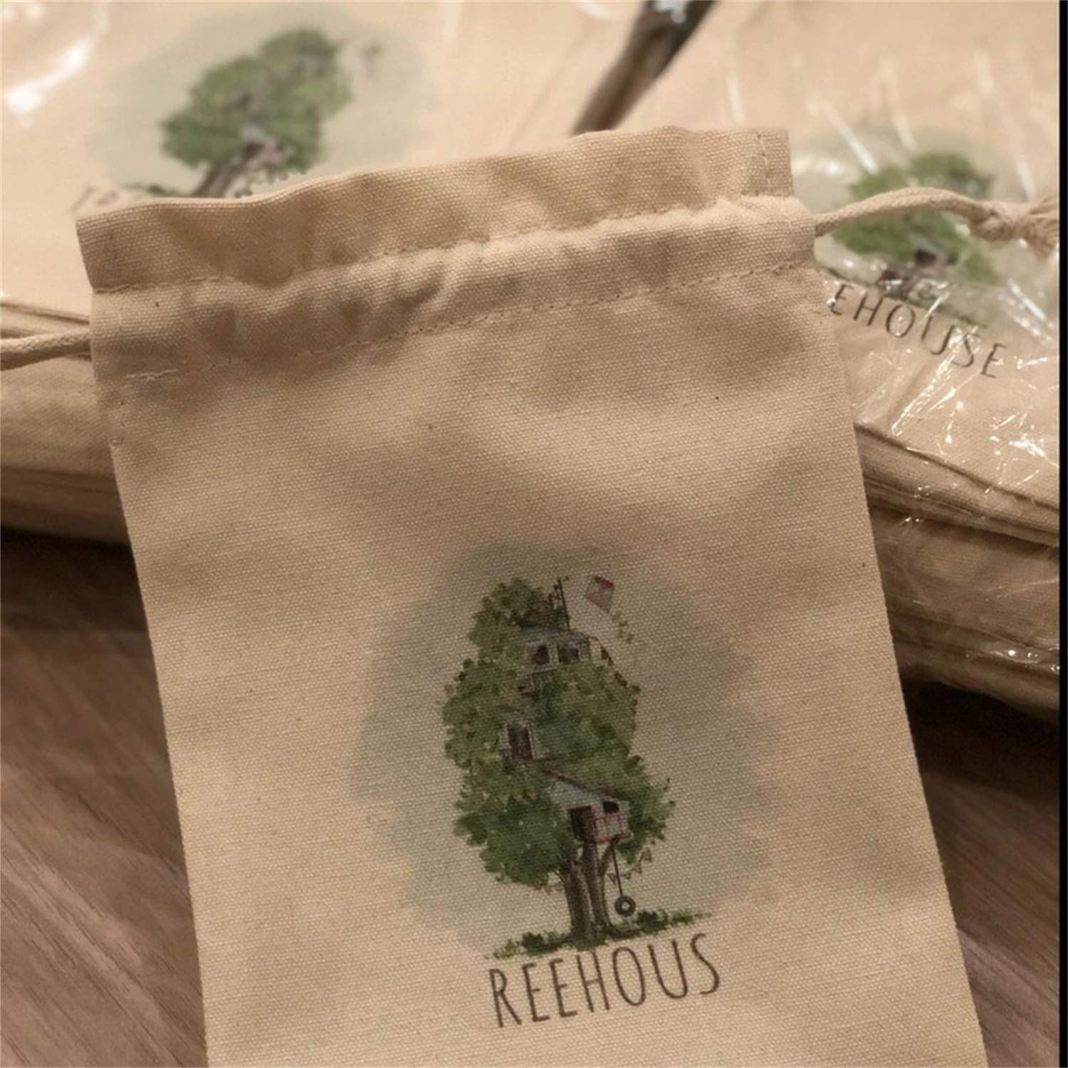 50pcs custom jewelry packaging pouch Cotton canvas bags personalized logo with ribbon bag chic small pouch jewellery packaging
50pcs custom jewelry packaging pouch Cotton canvas bags personalized logo with ribbon bag chic small pouch jewellery packaging