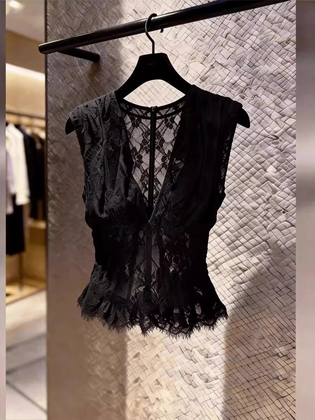 V-Neck Lace Strap Vest Women's 2026 New Waist-Cinching Hollow out Design Sleeveless Top Inner Wear Fashionable Trendy Style
V-Neck Lace Strap Vest Women's 2026 New Waist-Cinching Hollow out Design Sleeveless Top Inner Wear Fashionable Trendy Style