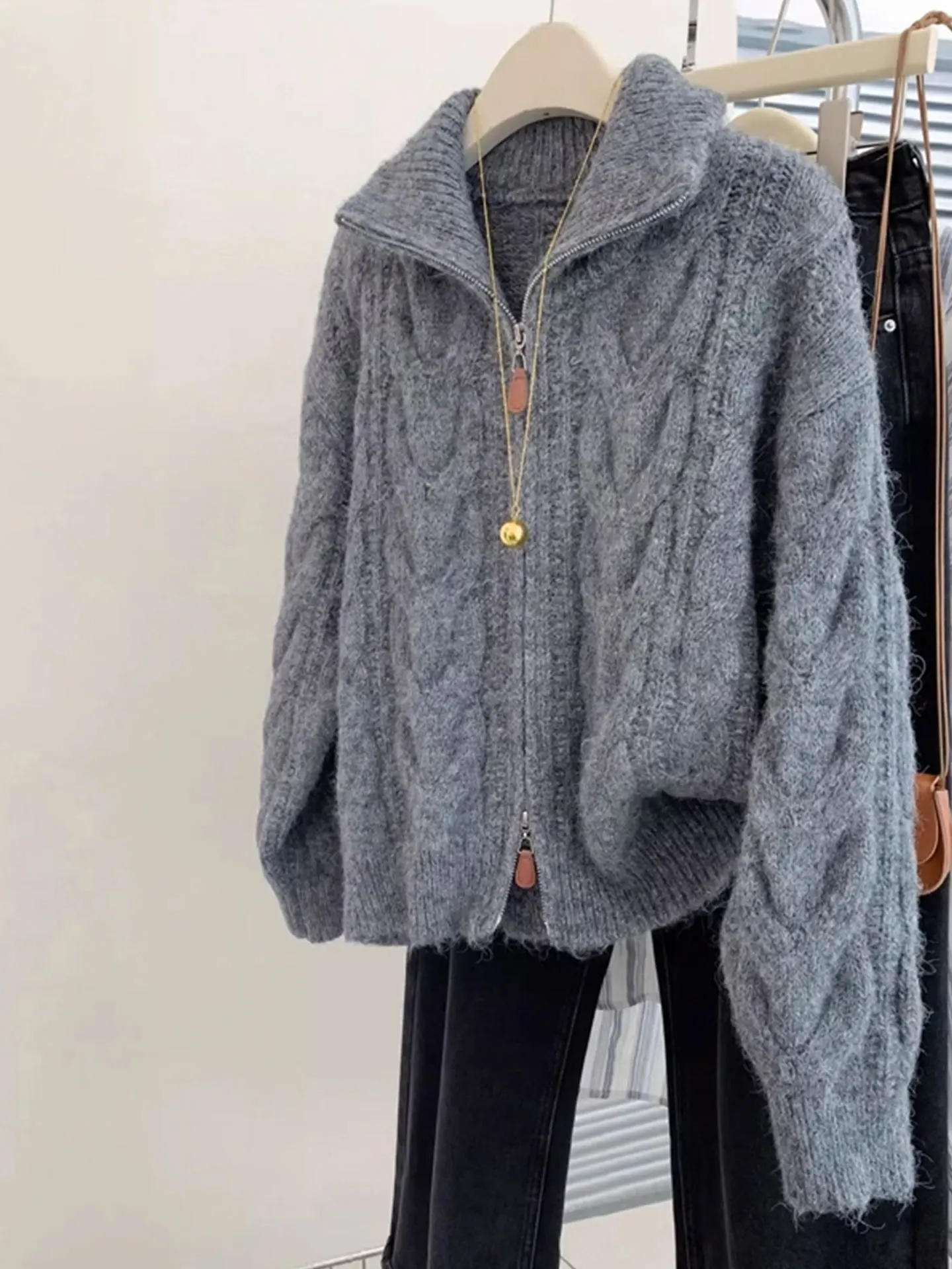 Ele ey Long Sve Knitted Sweater Coat Women's Autumn Winter plus Size Lazy Open Cardigan Thiened Casual Sle Faion
Ele ey Long Sve Knitted Sweater Coat Women's Autumn Winter plus Size Lazy Open Cardigan Thiened Casual Sle Faion