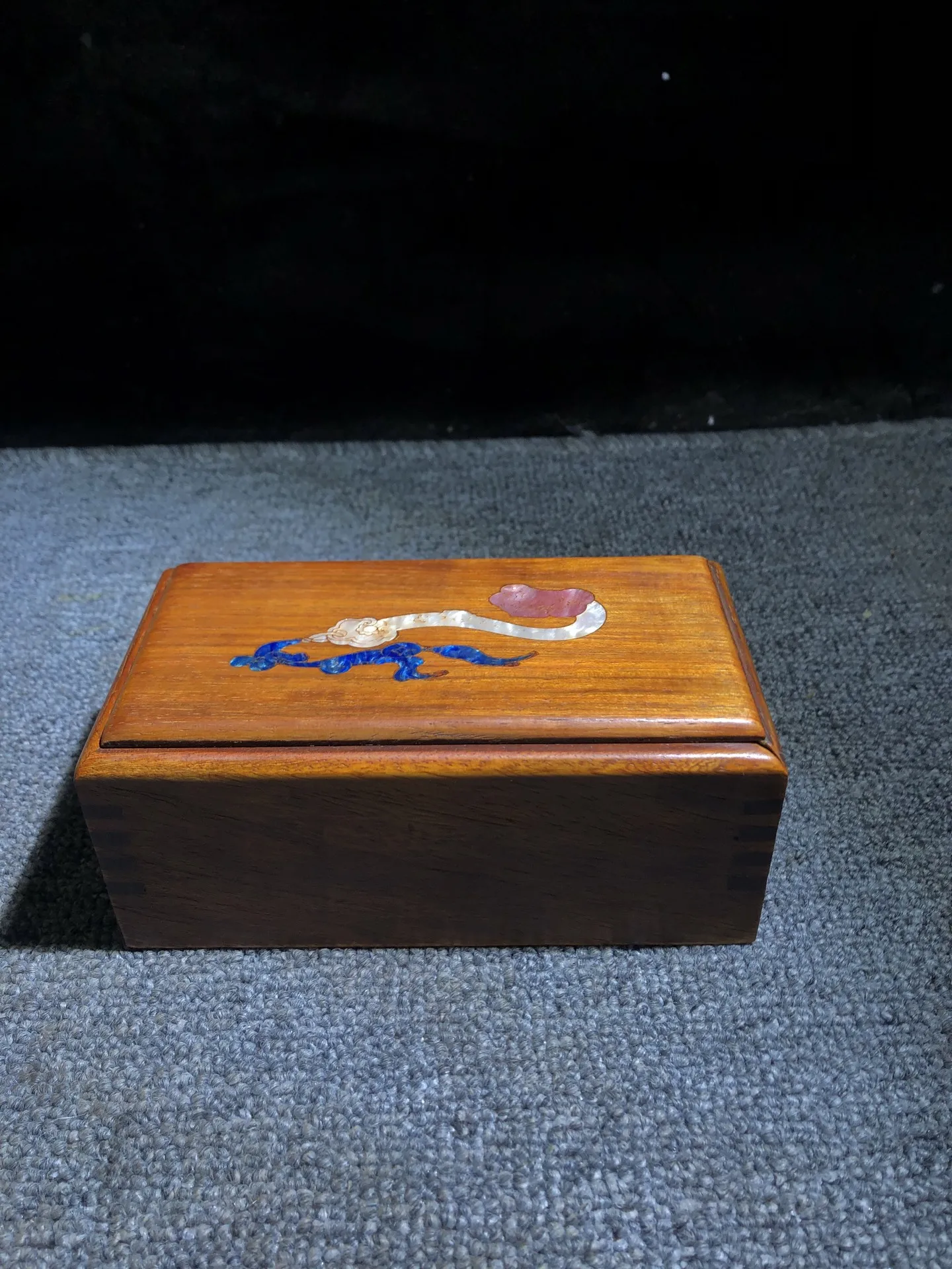Процесс инкрустации китайского палисандра Ruyi push and pull box, украшение шкатулки для драгоценностей
Процесс инкрустации китайского палисандра Ruyi push and pull box, украшение шкатулки для драгоценностей