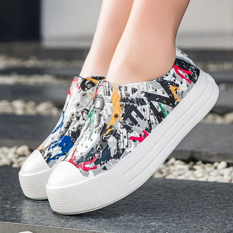 New Colorful Graffiti Round Toe Shoes Anti Slip Waterproof Outdoor Thick Soft Shoes Breathable Unisex Perforated Slip on Sandals
New Colorful Graffiti Round Toe Shoes Anti Slip Waterproof Outdoor Thick Soft Shoes Breathable Unisex Perforated Slip on Sandals