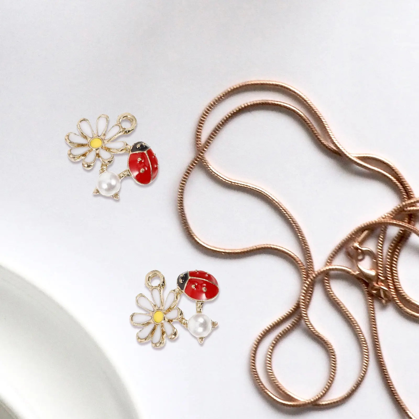 5Pcs Ladybird Pendants Daisy-Shaped Ornaments Handmade Jewelry Decors Necklace Bracelet Accessories for DIY Crafts Charm
5Pcs Ladybird Pendants Daisy-Shaped Ornaments Handmade Jewelry Decors Necklace Bracelet Accessories for DIY Crafts Charm
