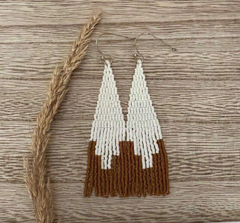 ZGMXR Серьги из рисовых бусин Ретро узор с кисточками Цвет соответствия Сплав женские Простые ручные тканые оригинальные серьги из бисера в богемном стиле
ZGMXR Серьги из рисовых бусин Ретро узор с кисточками Цвет соответствия Сплав женские Простые ручные тканые оригинальные серьги из бисера в богемном стиле