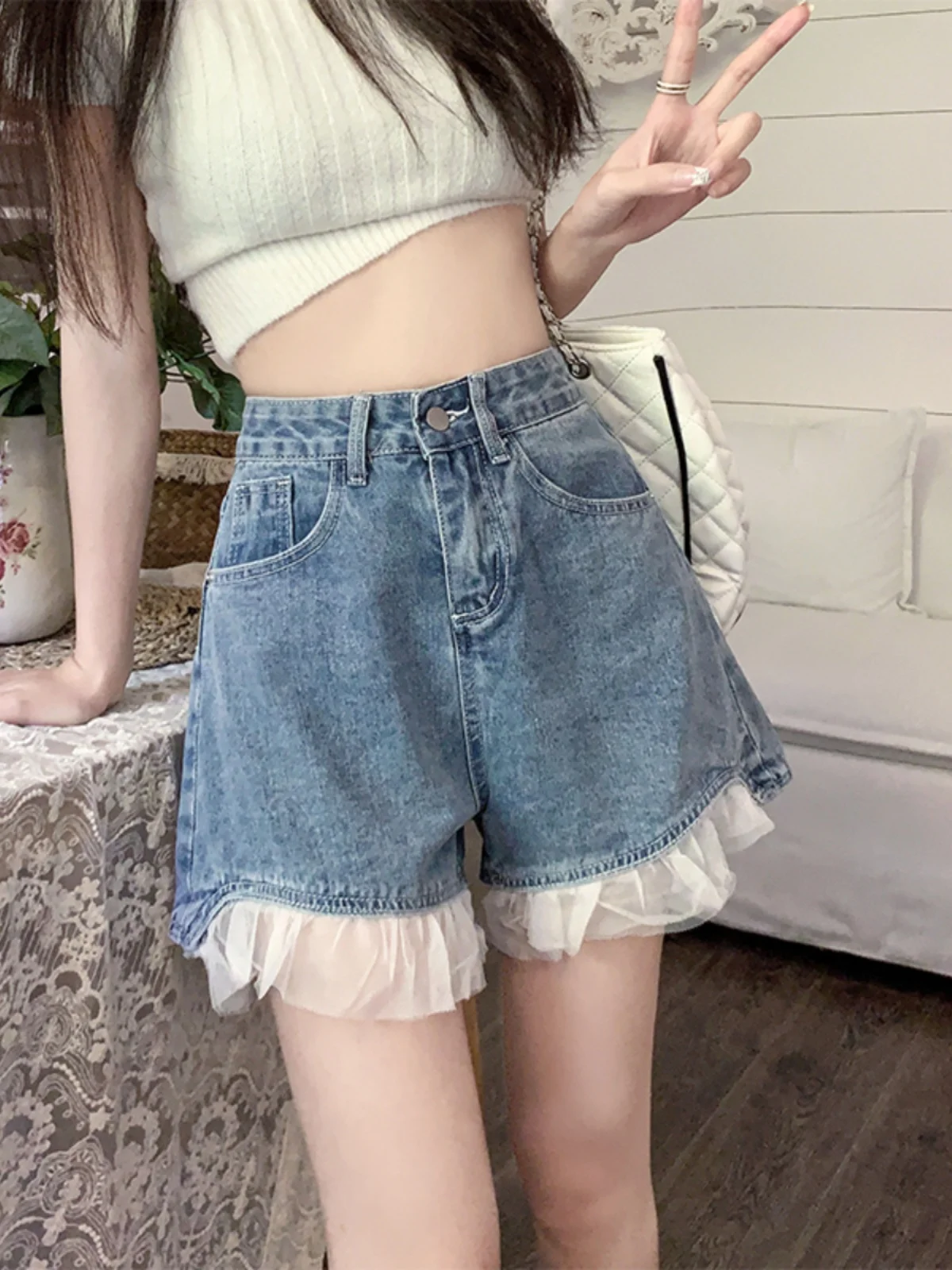 2024 New Summer Women's Denim Shorts Casual Fashion Loose Hole Jeans Shorts with Pockets Women Street Denim Shorts F173
2024 New Summer Women's Denim Shorts Casual Fashion Loose Hole Jeans Shorts with Pockets Women Street Denim Shorts F173