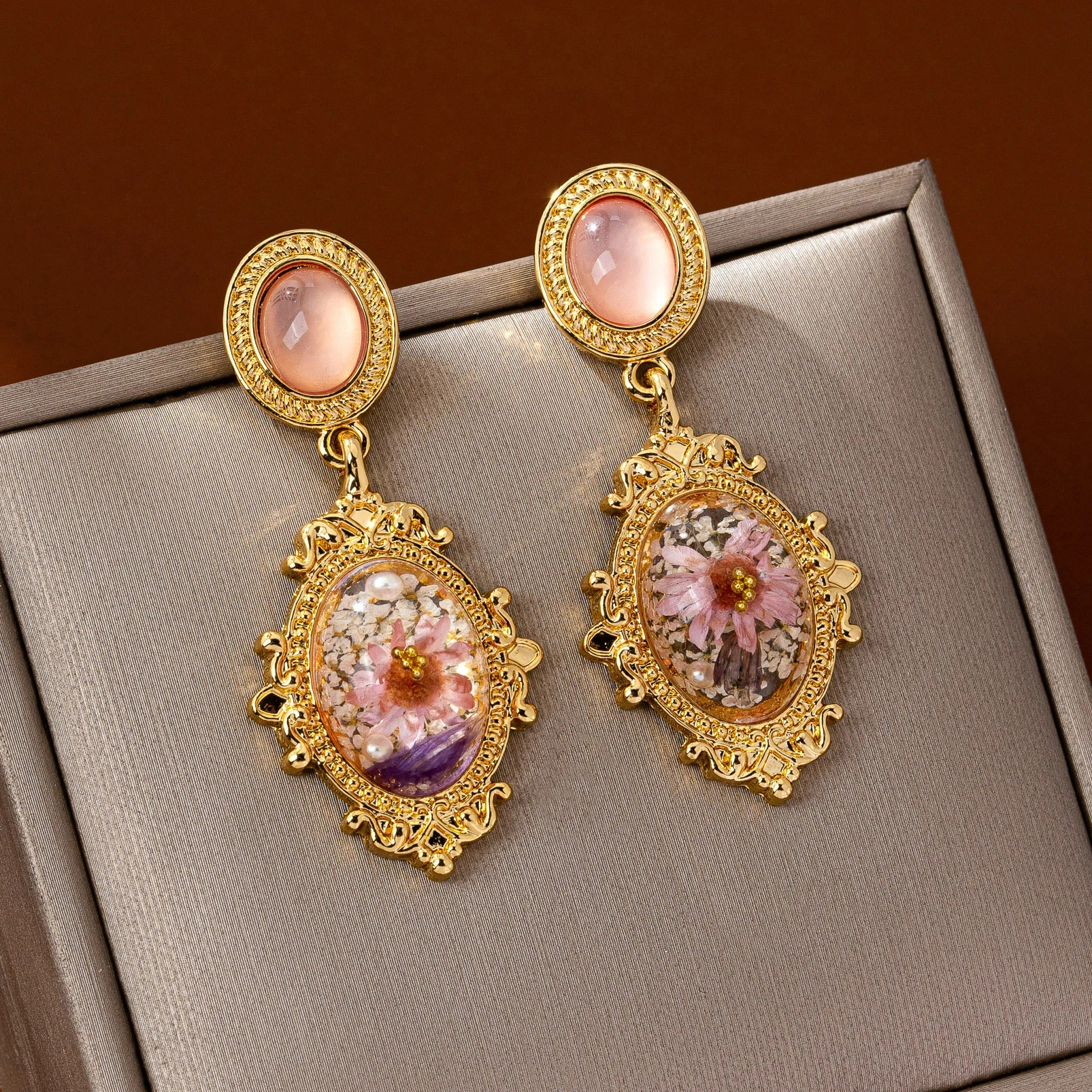 Medieval Retro Palace Style Dried Petal Earrings for Women, Light Luxury Temperament, Autumn and Winter Atmosphere Earrings
Medieval Retro Palace Style Dried Petal Earrings for Women, Light Luxury Temperament, Autumn and Winter Atmosphere Earrings