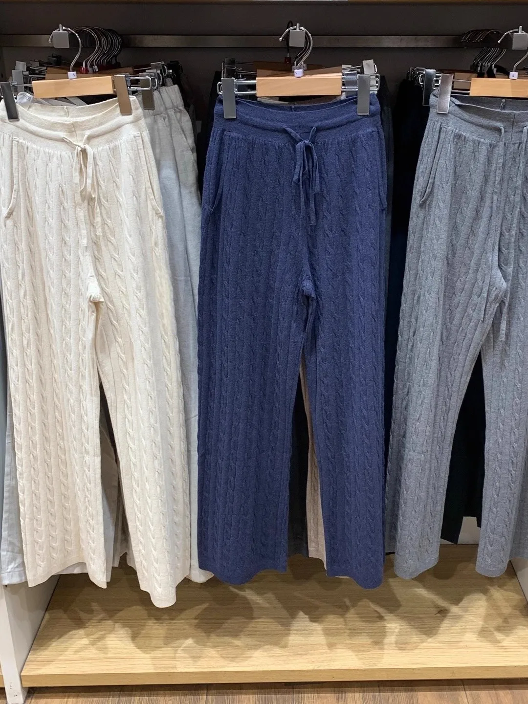 Women's Casual Knitted Pants High Waist Trousers Loose Wide Leg Straight Leg Pants Machine Washable Floral Button Design Autumn
Women's Casual Knitted Pants High Waist Trousers Loose Wide Leg Straight Leg Pants Machine Washable Floral Button Design Autumn