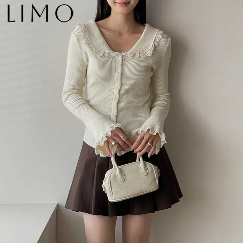 LIMO S/S 2025 Women’s Vintage Chic Knit Top Lace Lapel Single Button Waist Cinched Elegant Casual High Quality Solid Color
LIMO S/S 2025 Women’s Vintage Chic Knit Top Lace Lapel Single Button Waist Cinched Elegant Casual High Quality Solid Color