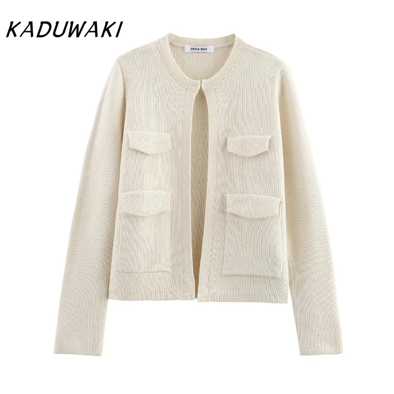 KADUWAKI Korean O Neck Small Fragrant Style Knitted Cardigan Spring Pocket Decoration Long Sleeved Casual Knitted Coat 여성 반팔 니트
KADUWAKI Korean O Neck Small Fragrant Style Knitted Cardigan Spring Pocket Decoration Long Sleeved Casual Knitted Coat 여성 반팔 니트