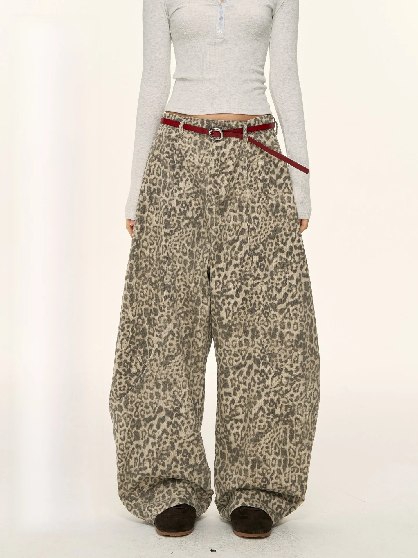 Американские ретро-джинсы свободного кроя для женщин с леопардовым принтом, удлиненные, сексуальные, с застежкой-молнией на талии, осенняя коллекция
Американские ретро-джинсы свободного кроя для женщин с леопардовым принтом, удлиненные, сексуальные, с застежкой-молнией на талии, осенняя коллекция