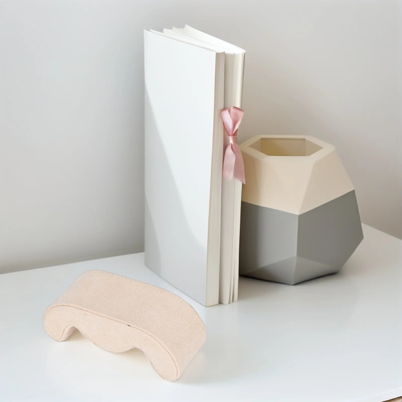 EVA Lint Material Watch Pillow Bracelet Stand Holder Display Kit Secret Compartment Necklace Pillows Jewelry Cushion Dustproof
EVA Lint Material Watch Pillow Bracelet Stand Holder Display Kit Secret Compartment Necklace Pillows Jewelry Cushion Dustproof