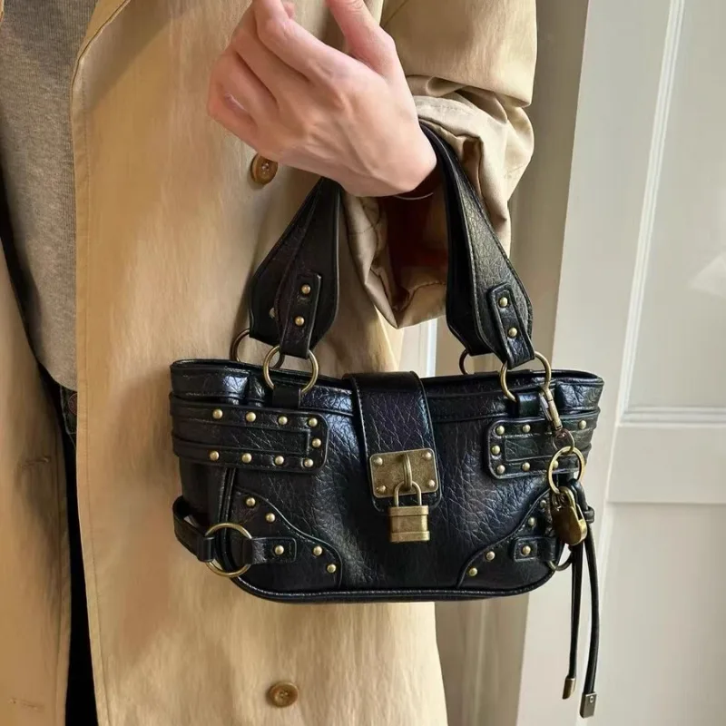 Retro Rivet Black Crossbody Bag Fashion Street Cool Motorcycle Bag Trend Lock Design Small Tote Handbag High Quality Women's Bag
Retro Rivet Black Crossbody Bag Fashion Street Cool Motorcycle Bag Trend Lock Design Small Tote Handbag High Quality Women's Bag