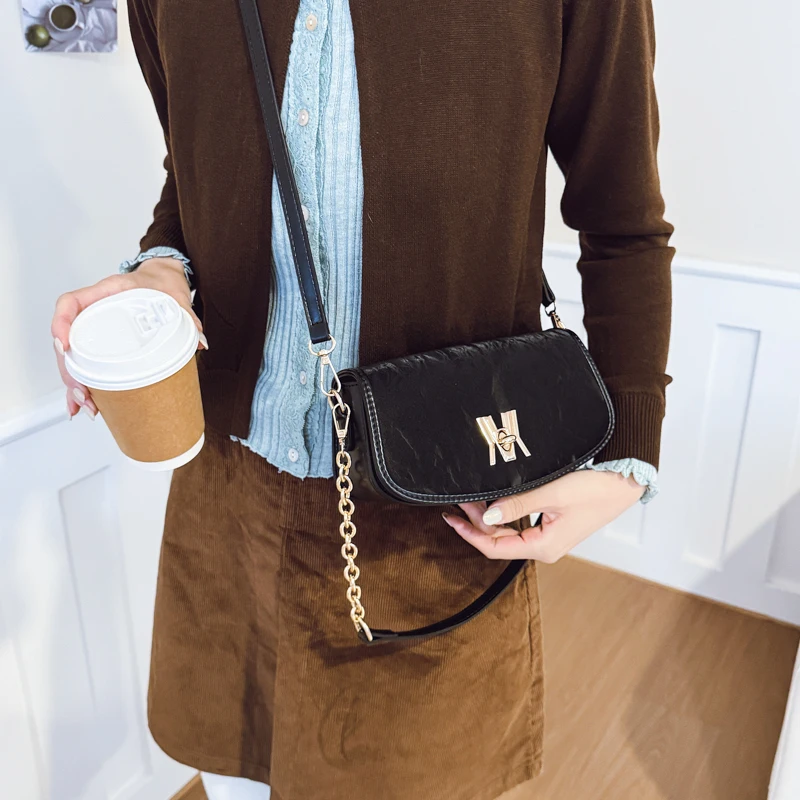 Vintage Solid Color Diaper Bag Elegant Large Capacity Purse Minimalist Retro Shoulder Bag For Daily Commuter
Vintage Solid Color Diaper Bag Elegant Large Capacity Purse Minimalist Retro Shoulder Bag For Daily Commuter