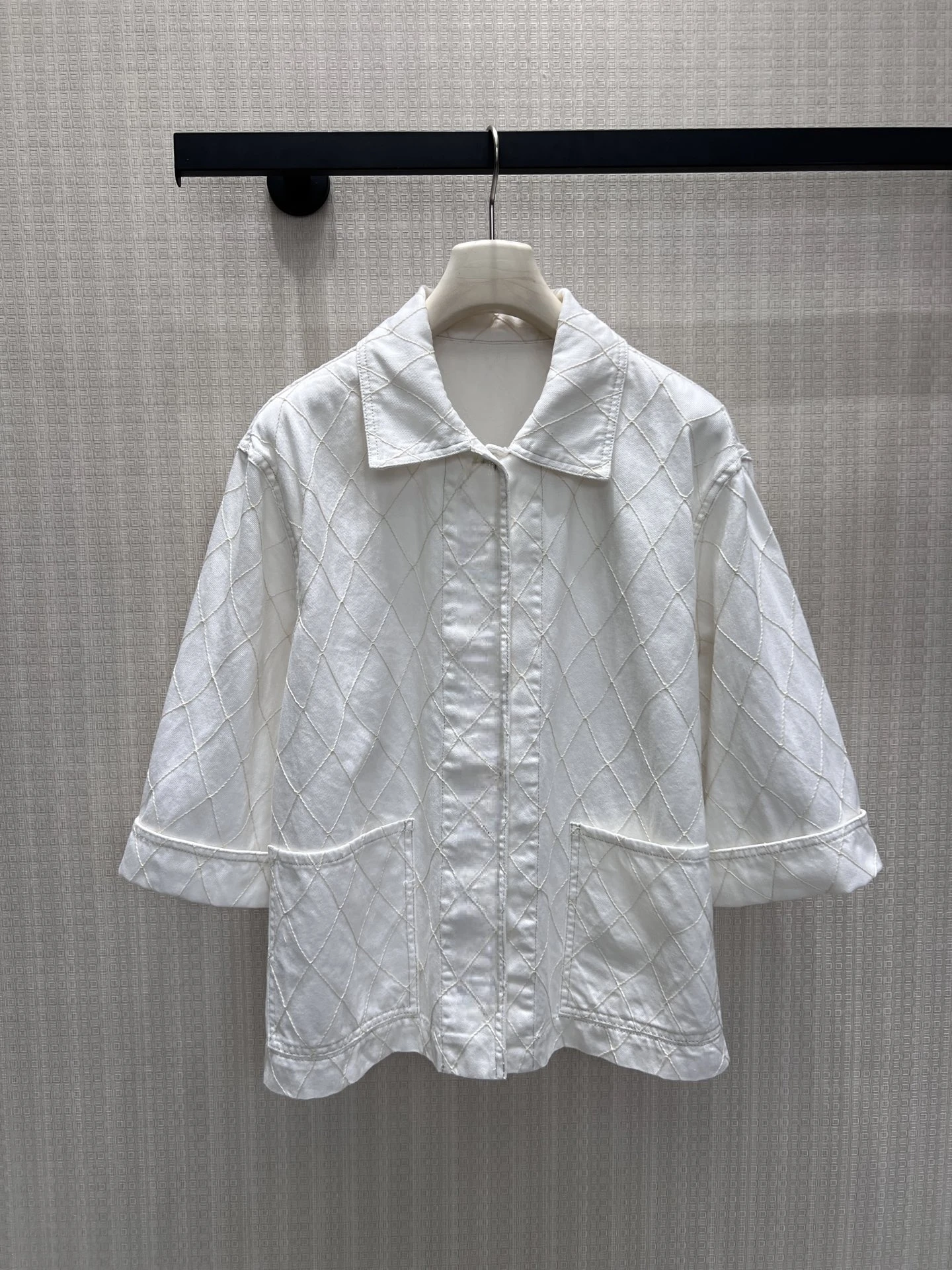 Slimming Short Sleeveless Jacket Fashionable Versatile Flip Collar Diamond Pattern Design Lightweight Luxury Style Women's Coat
Slimming Short Sleeveless Jacket Fashionable Versatile Flip Collar Diamond Pattern Design Lightweight Luxury Style Women's Coat