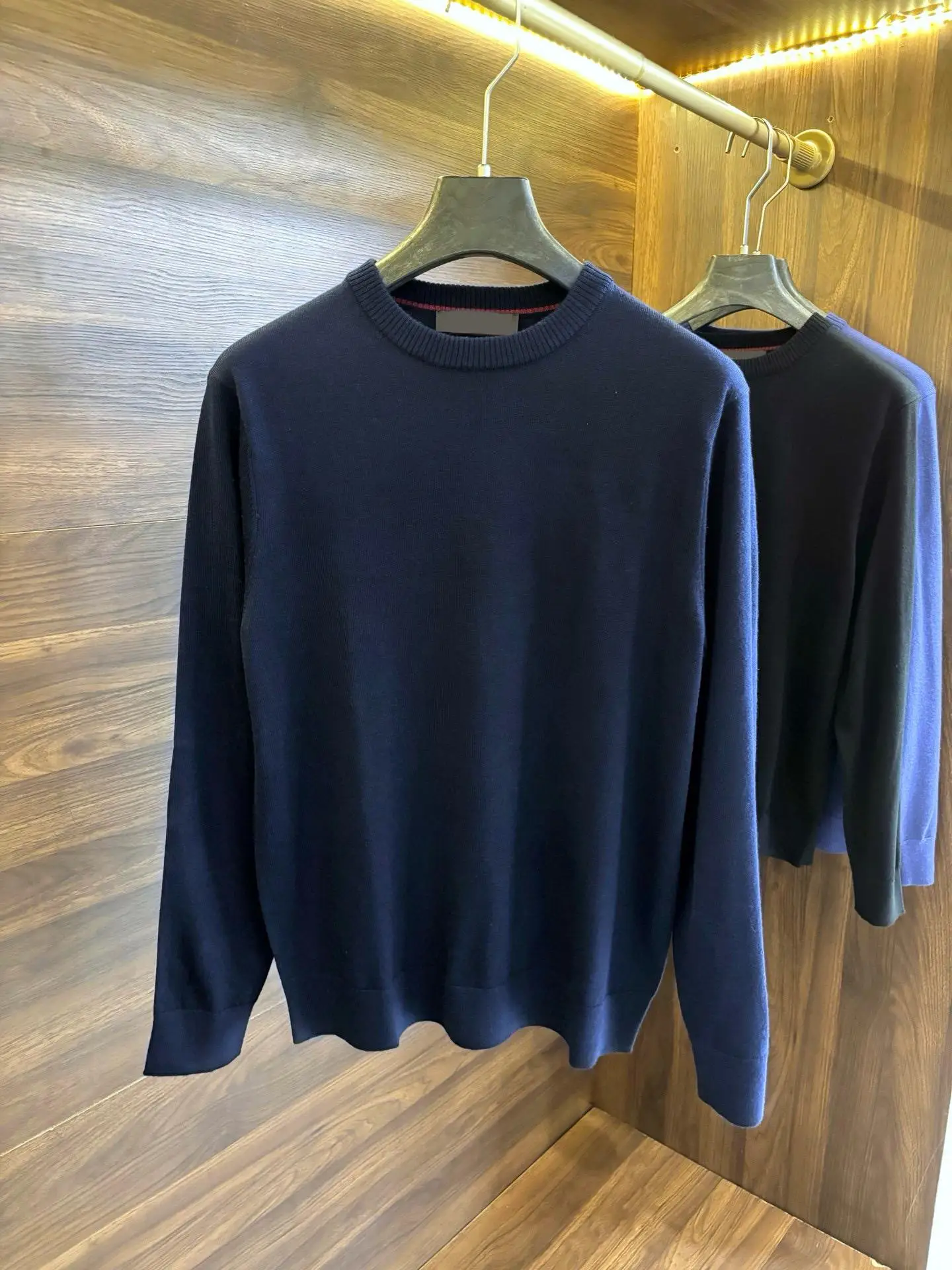 Мужской осенне-зимний новый однотонный шерстяной вязаный свитер, дышащий повседневный длинный свитер для отдыха, мужской свитер
Мужской осенне-зимний новый однотонный шерстяной вязаный свитер, дышащий повседневный длинный свитер для отдыха, мужской свитер