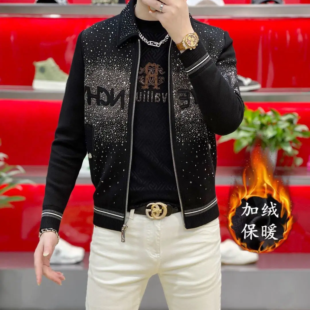 Новинка осени и зимы 2025 года, цыганская европейская мужская тяжелая промышленность, модная куртка с горячими бриллиантами, мужское пальто
Новинка осени и зимы 2025 года, цыганская европейская мужская тяжелая промышленность, модная куртка с горячими бриллиантами, мужское пальто