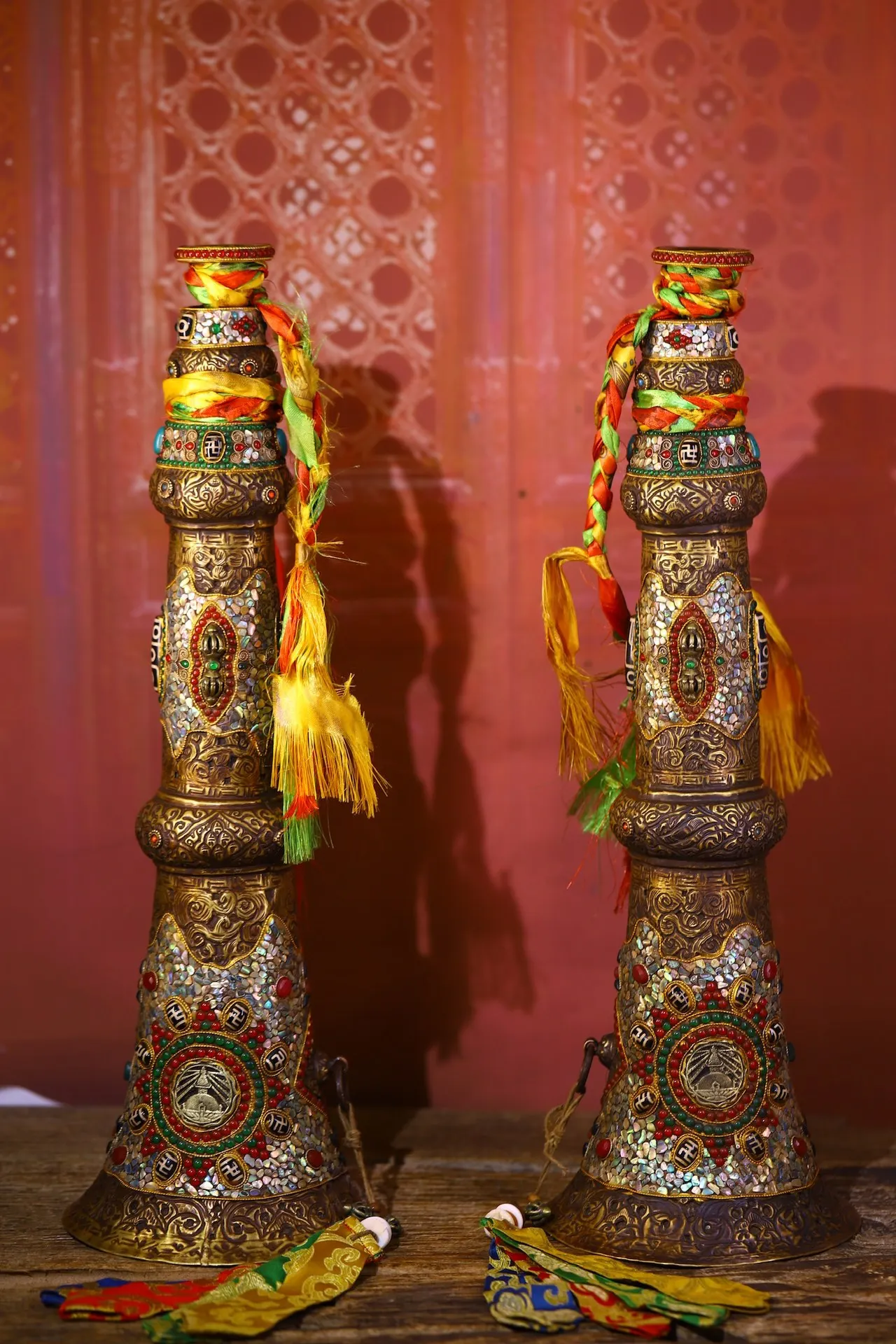 45"Tibetan Temple Collection Old Bronze Mosaic Gem gZi Beads Shell Buddha Suona Horn Amulet Worship Hall Town house Exorcism
45"Tibetan Temple Collection Old Bronze Mosaic Gem gZi Beads Shell Buddha Suona Horn Amulet Worship Hall Town house Exorcism
