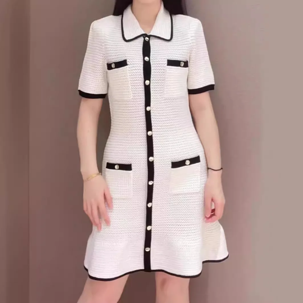2024 Spring/Summer Celebrity Flip Collar with Black Edge Gold Button Decorative Mesh Hook Needle Slim Fit Dress
2024 Spring/Summer Celebrity Flip Collar with Black Edge Gold Button Decorative Mesh Hook Needle Slim Fit Dress