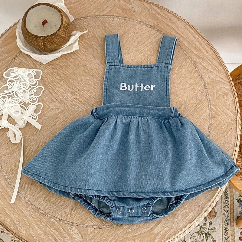 New autumn baby clothing, 0-3 year old girls, trendy A-line skirt, all cotton embroidered denim shoulder strap skirt, jumpsuit
New autumn baby clothing, 0-3 year old girls, trendy A-line skirt, all cotton embroidered denim shoulder strap skirt, jumpsuit