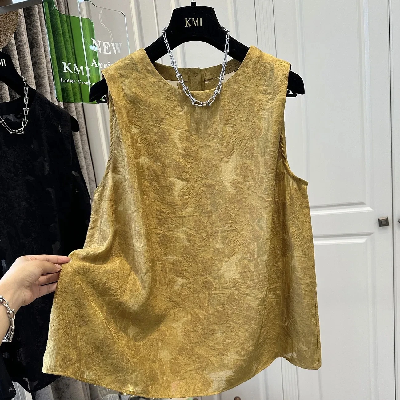 Новая женская свободная футболка в китайском стиле с круглым вышитым топом без рукавов, универсальная верхняя одежда на весну и лето
Новая женская свободная футболка в китайском стиле с круглым вышитым топом без рукавов, универсальная верхняя одежда на весну и лето