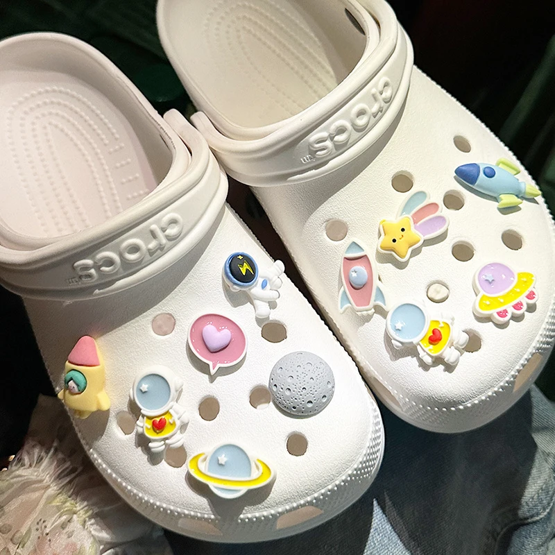 Cartoon Astronaut Clogs Shoes Accessories 2026 Summer Rocket Spacecraft 3D DIY Shoe Charm Set 11pcs Cute Shoe Decorations Gifts
Cartoon Astronaut Clogs Shoes Accessories 2026 Summer Rocket Spacecraft 3D DIY Shoe Charm Set 11pcs Cute Shoe Decorations Gifts
