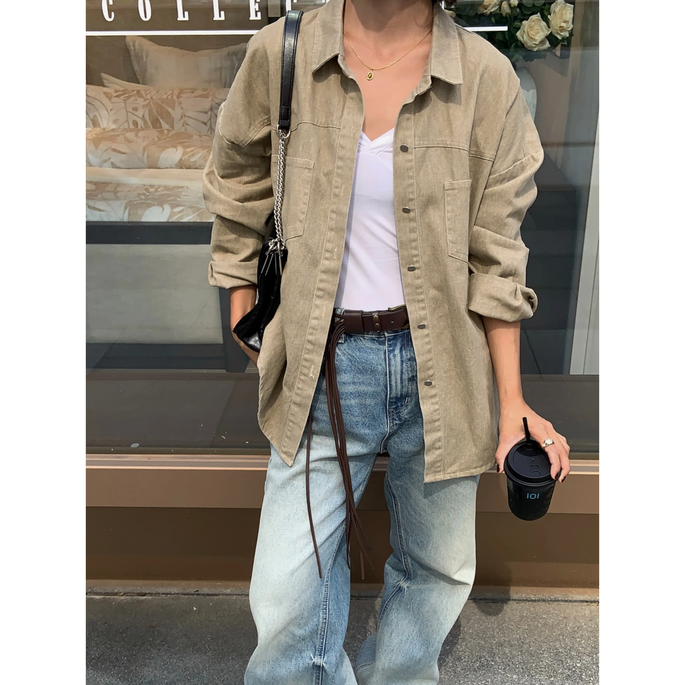 Джинсовая куртка свободного кроя с необработанной текстурой, с двумя карманами, повседневная, для многослойных образов, из дышащего хлопка, с длинными рукавами, с воротником, женская.
Джинсовая куртка свободного кроя с необработанной текстурой, с двумя карманами, повседневная, для многослойных образов, из дышащего хлопка, с длинными рукавами, с воротником, женская.