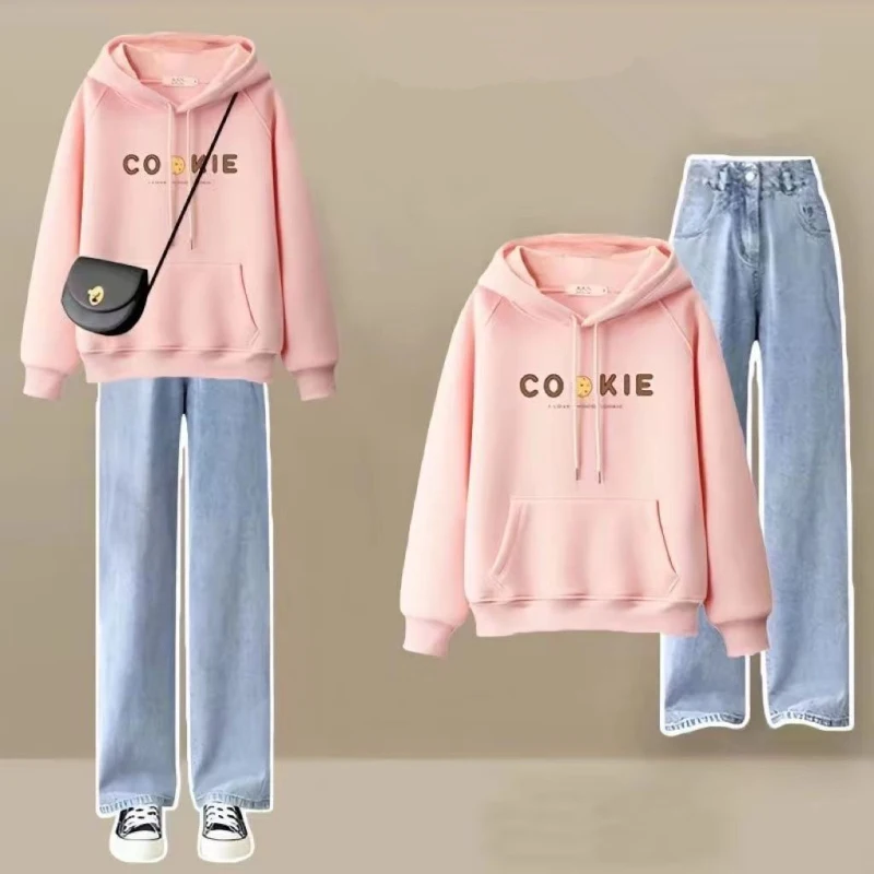 2023 Autumn Women Casual Sweatshirt Jeans Matching Set Korean Lady Student Letter Hooded Pullover Top Denim Pants 2 Piece Outfit
2023 Autumn Women Casual Sweatshirt Jeans Matching Set Korean Lady Student Letter Hooded Pullover Top Denim Pants 2 Piece Outfit