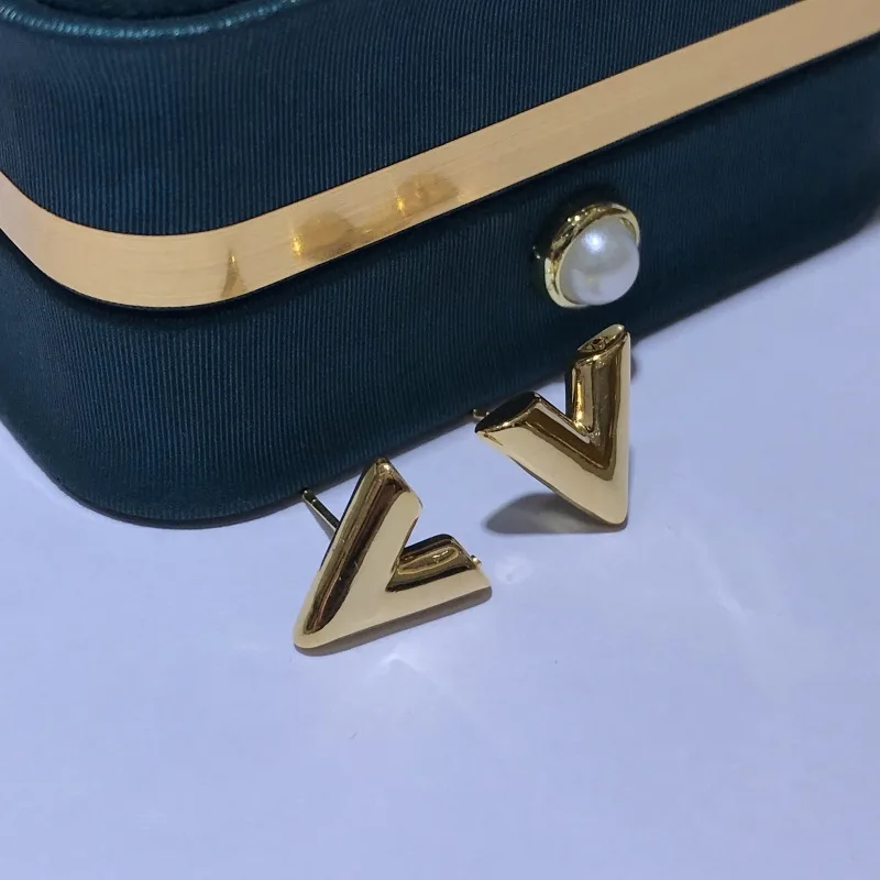 Real 18K gold V-shaped earrings Au750 gold V-shaped earrings cold wind earrings women's boutique jewelry gift E0083
Real 18K gold V-shaped earrings Au750 gold V-shaped earrings cold wind earrings women's boutique jewelry gift E0083