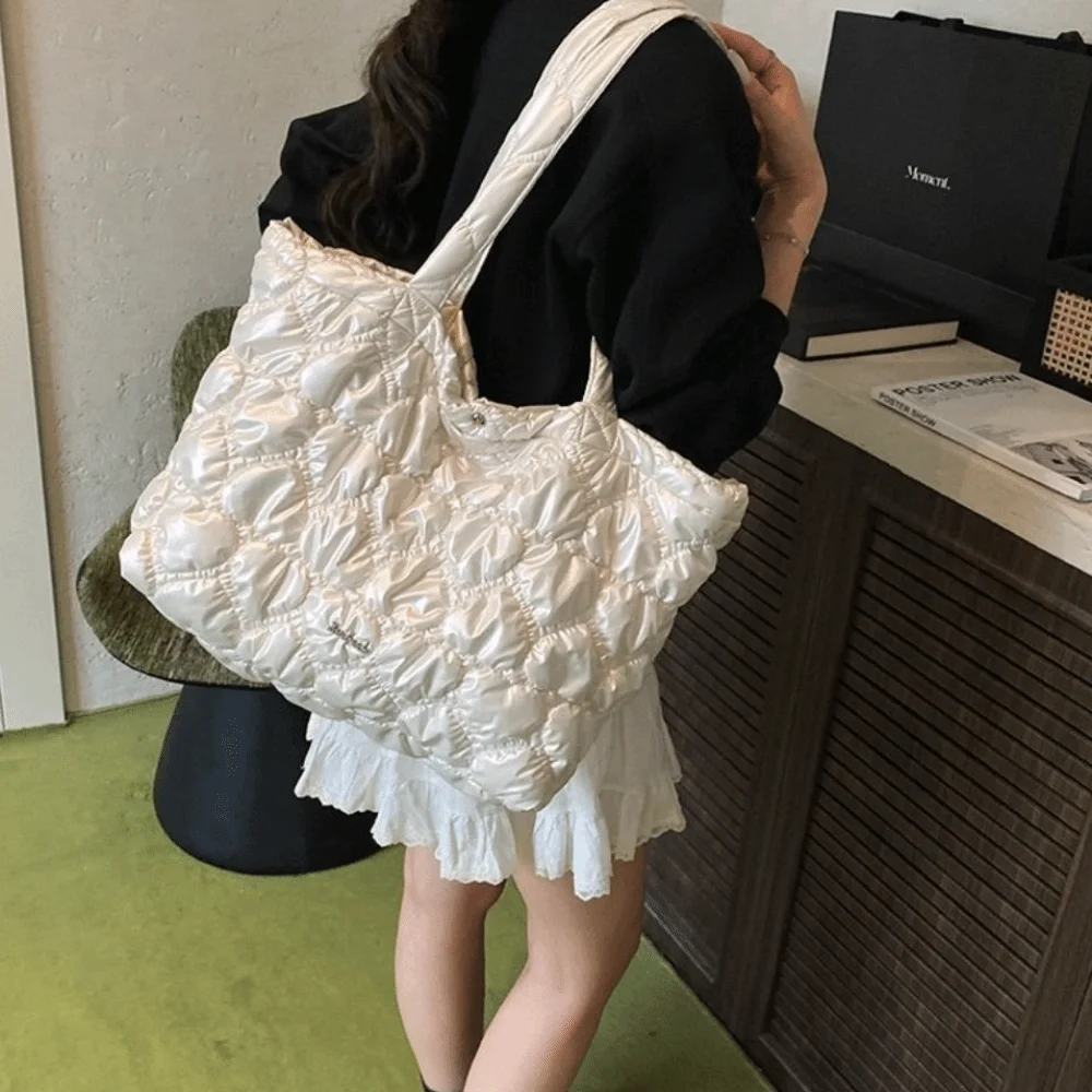 Elegant Solid Color Puffy Tote Bag Large Capacity Korean Quilted Heart Bag Leisure Waterproof Women's Handbag Autumn Winter
Elegant Solid Color Puffy Tote Bag Large Capacity Korean Quilted Heart Bag Leisure Waterproof Women's Handbag Autumn Winter