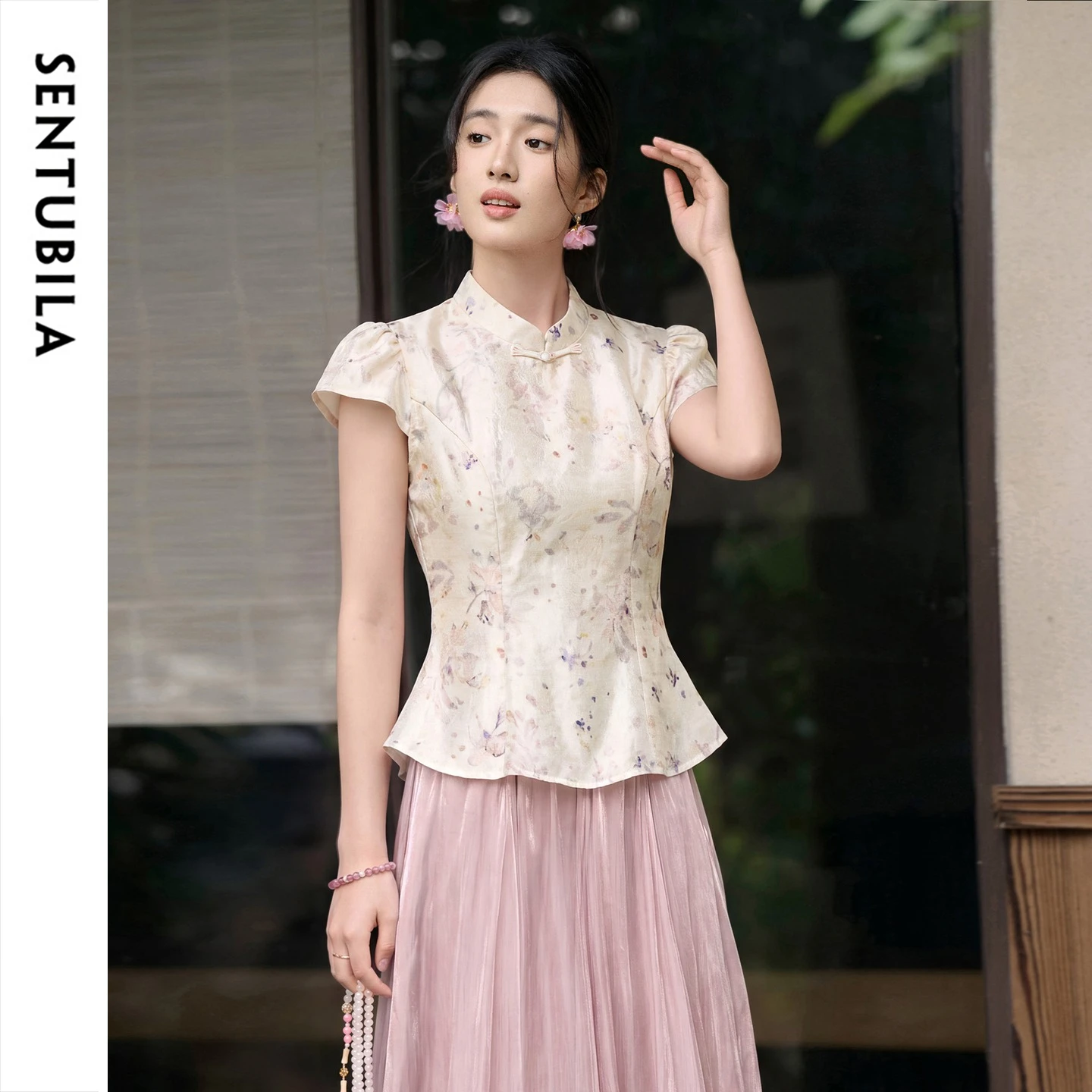 SENTUBILA Women's Chinese Style Chiffon Shirt 2026 Stand-up Collar Disc Buckle Slim Fit Printed Waist Short Top Q62VF7851
SENTUBILA Women's Chinese Style Chiffon Shirt 2026 Stand-up Collar Disc Buckle Slim Fit Printed Waist Short Top Q62VF7851