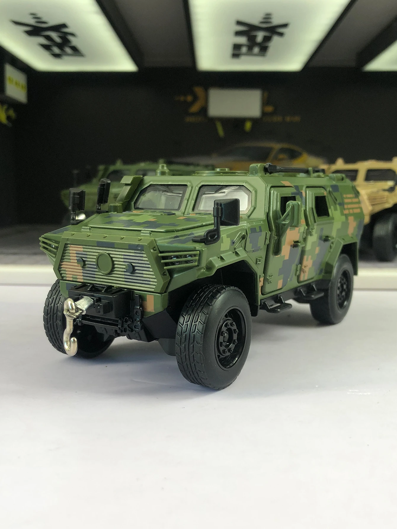 1: 32 simulation zinc alloy armored vehicle model car, static ornament, metal collectible gift car
1: 32 simulation zinc alloy armored vehicle model car, static ornament, metal collectible gift car