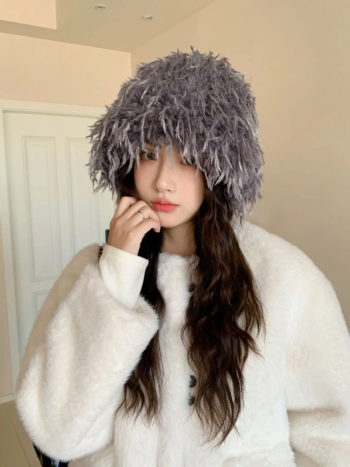 Новая пушистая теплая плюшевая панама, уличная кепка для женщин, однотонная рыбацкая шапка с кисточками, осенне-зимняя толстая шапка, головной убор
Новая пушистая теплая плюшевая панама, уличная кепка для женщин, однотонная рыбацкая шапка с кисточками, осенне-зимняя толстая шапка, головной убор