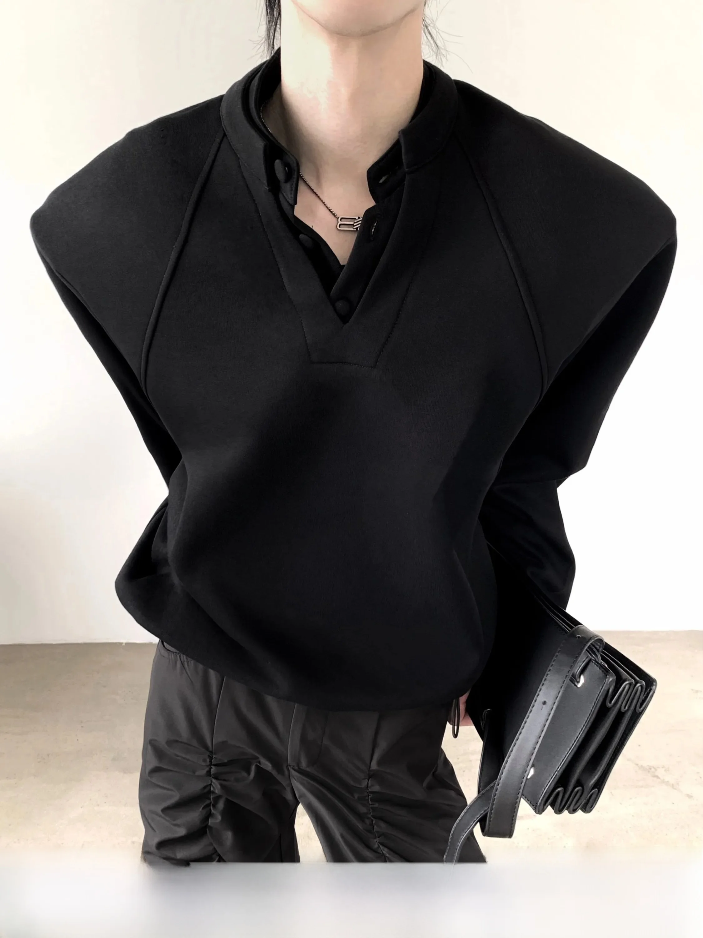 Stylish Black V-Neck Padded Shoulder Hoodie Men's Fashionable Double Layer Design Short Wide Top Trendy Casual Loose Fit
Stylish Black V-Neck Padded Shoulder Hoodie Men's Fashionable Double Layer Design Short Wide Top Trendy Casual Loose Fit