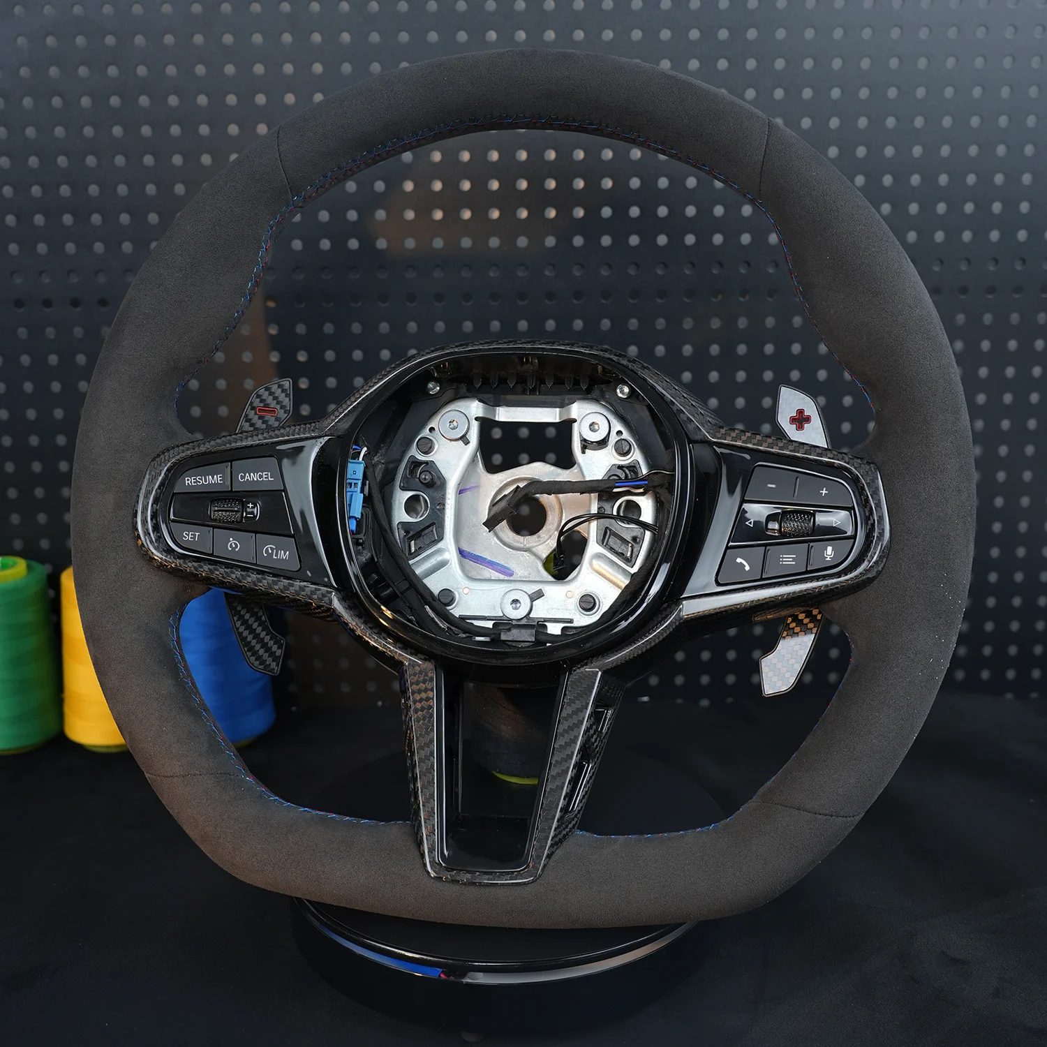 Руль Alcantara M Sport Volant Lekrad для BMW F10 F11 F20 F15 F16 F25 F26 F30 F31 F32 F33 F34 F36 F06 F07 F12 F13 M3 M5
Руль Alcantara M Sport Volant Lekrad для BMW F10 F11 F20 F15 F16 F25 F26 F30 F31 F32 F33 F34 F36 F06 F07 F12 F13 M3 M5