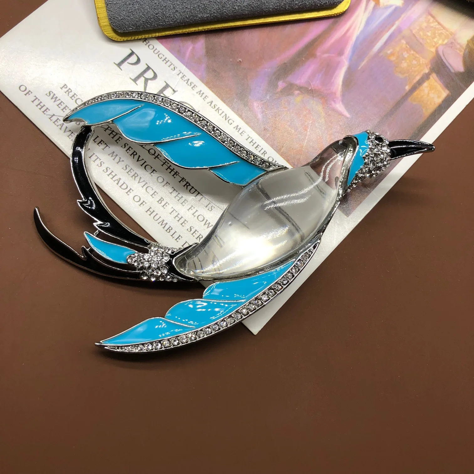 Средневековая элегантная брошь в виде птицы, изысканное украшение с прозрачными бриллиантами и эмалью, универсальная брошь.
Средневековая элегантная брошь в виде птицы, изысканное украшение с прозрачными бриллиантами и эмалью, универсальная брошь.