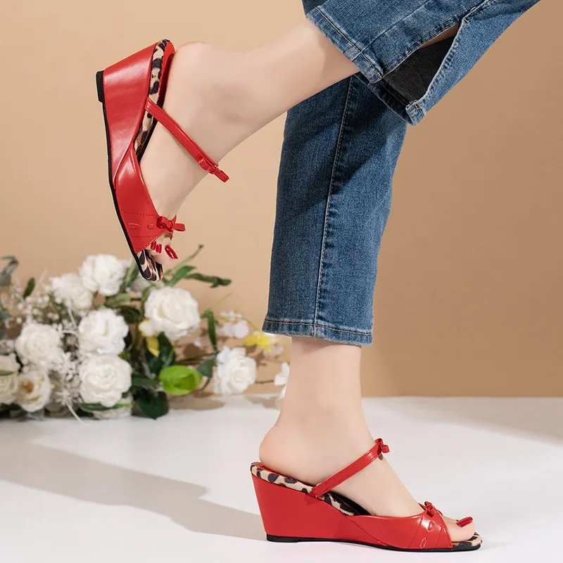 Новые женские тапочки, модные босоножки на танкетке на платформе, женские летние сандалии на высоком каблуке с леопардовым принтом, массивные сандалии на квадратном каблуке
Новые женские тапочки, модные босоножки на танкетке на платформе, женские летние сандалии на высоком каблуке с леопардовым принтом, массивные сандалии на квадратном каблуке