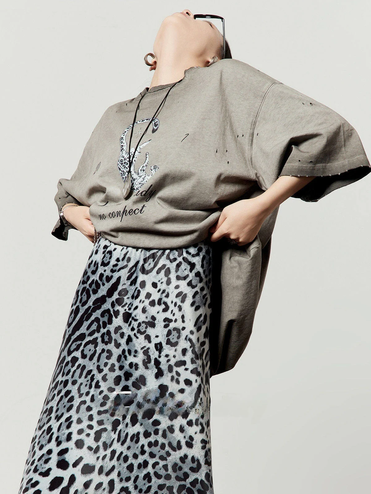 Женская футболка с леопардовым принтом, новинка лета 2025, винтажный стиль, свободный крой, с вырезами, хлопок, повседневный модный топ
Женская футболка с леопардовым принтом, новинка лета 2025, винтажный стиль, свободный крой, с вырезами, хлопок, повседневный модный топ