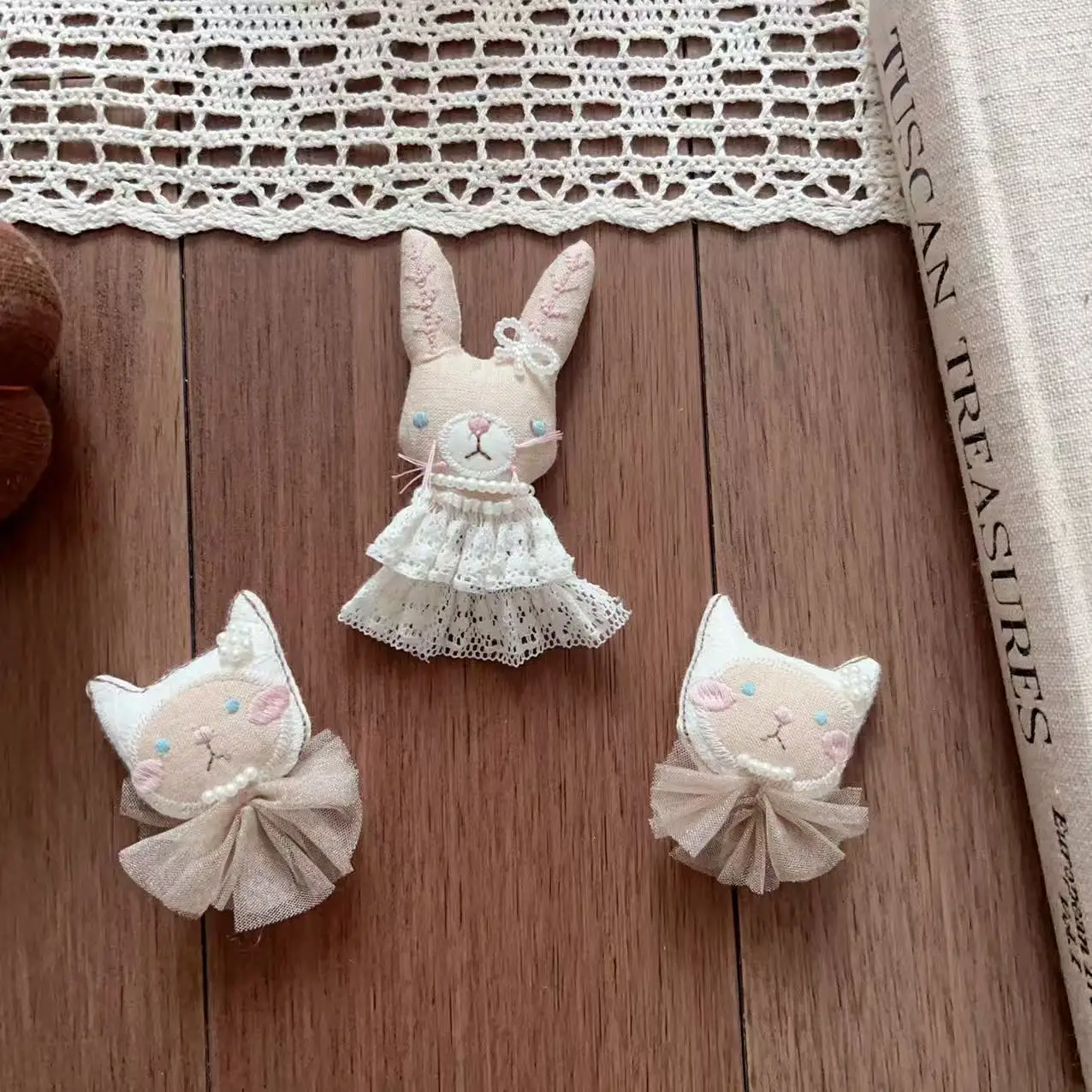 Premium Soft Fabric Handmade Little Bear Rabbit Plush Brooch Pin Cute Ornament for Shoes Hats Bags Clothing Trim
Premium Soft Fabric Handmade Little Bear Rabbit Plush Brooch Pin Cute Ornament for Shoes Hats Bags Clothing Trim