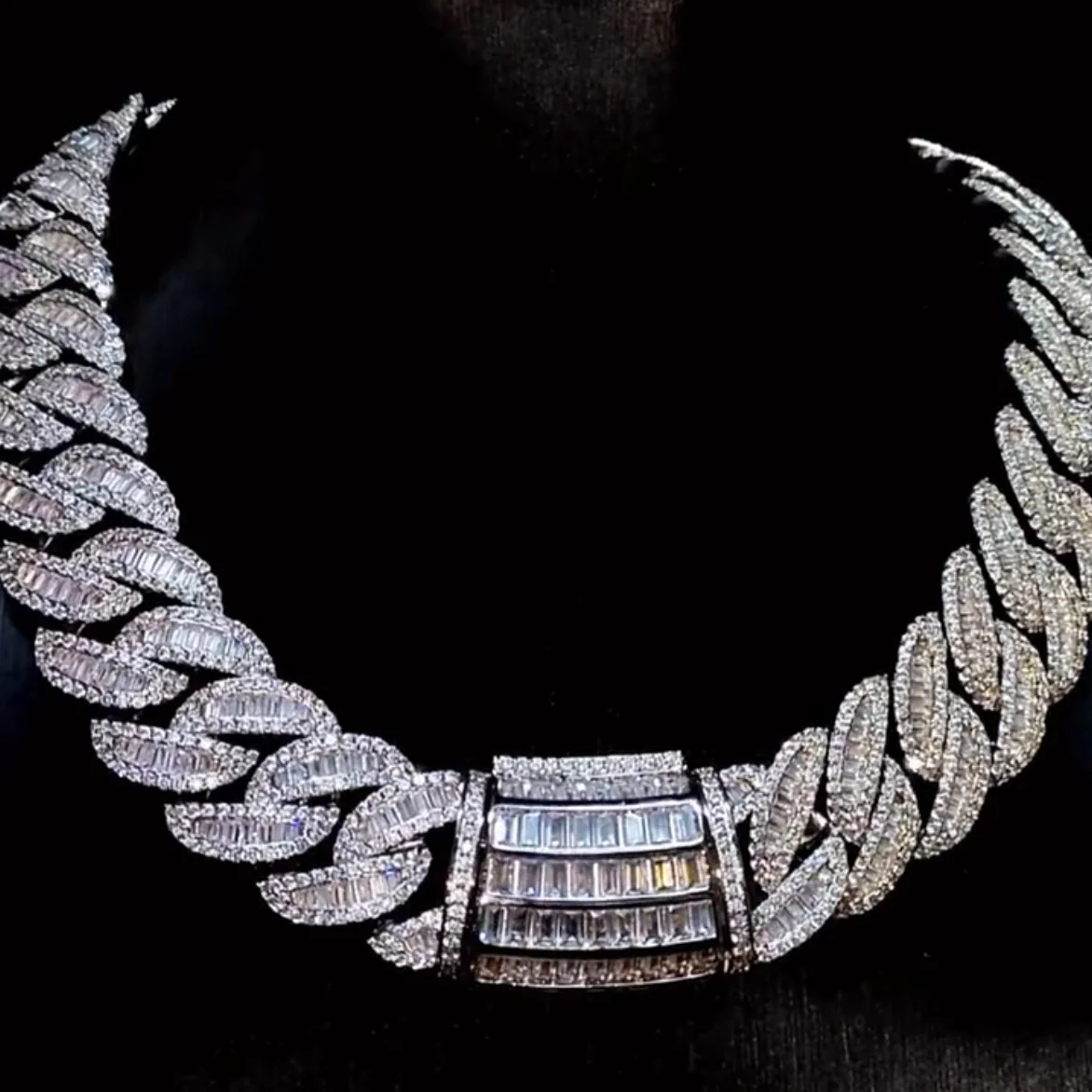 20mm Iced Out Bling Chunky Big Heavy Cuban Link Chain Necklace For Men Boy Cool Rock Punk Hip Hop Jewelry
20mm Iced Out Bling Chunky Big Heavy Cuban Link Chain Necklace For Men Boy Cool Rock Punk Hip Hop Jewelry